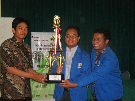 Agus dan Windi saat Menerima Piala dari Panitia